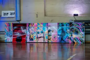 Farbenfrohe gedruckte Kunstwerke an der Wand der Eventhalle