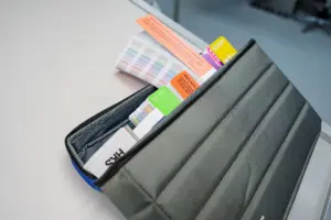 Farbfächer und Farbmuster in einer Tasche bei der Werksbesichtigung