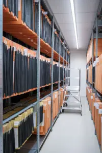 Lager mit sortierten Regalen und Mappen bei der Werksbesichtigung der Druckerei