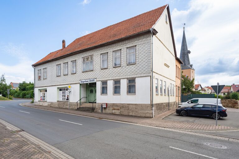Bürgerhaus Grabe, Außenansicht von der Straße mit Kirchturm